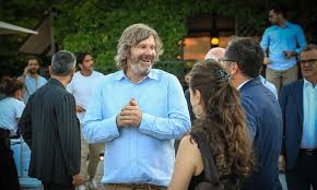 L'imprenditore, è figlio del patron dell'azienda di costruzioni pizzarotti spa (soltanto omonimo del sindaco della città) e prende il posto del magnate cinese jiang lizhang. Pin Su Forza Parma