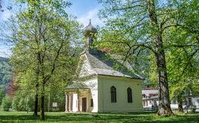 Er handelt von einem grafen, der seine jagdleidenschaft als sucht auslebt und darüber zugrunde geht. Hubertuskapelle Evangelisches Kirchlein In Schonau A Konigssee