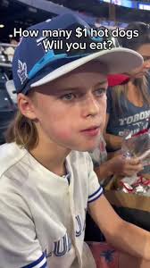 El lanzamiento del hot dog en el estadio de los Phillies
