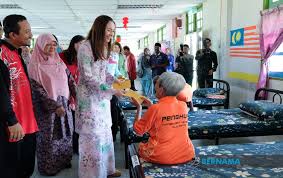 Usaha rumahan yang satu ini sangat cocok bagi anda yang hobi seni, ulet dan tekun. Bernama Rumah Seri Kenangan Residents Get Royal Visit From Tuanku Zara