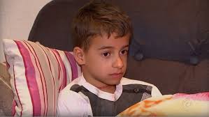 Menino é atingido no pescoço por linha com cerol enquanto andava de  bicicleta