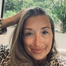 Hi, I'm looking for stories of female neighbours who have done something  amazing for the other! It's for a lovely story, and will include a shoot in  London. Thanks!