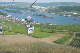 Die fahrt mit der kabinenseilbahn über die reben hat was entschleunigendes und der ausblick über das rheintal und die weinberge in rüdesheim ist absolut empfehlenswert. Aktivitaten Rudesheim Am Rhein