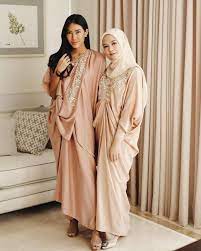Selain itu pun beberapa model kaftan diberikan aksen bordir atau drape yang mempercantik tampilannya. Pola Kaftan Longgar Dan Ayu Buatmu Yang Bosan Pakai Kutubaru Di Acara Kondangan Sahabatmu