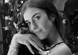 Se cumple un año desde el terrible accidente de moto que sufrió Ángela  Agudo, la joven valenciana de 24 años, en Tailandia. Y el primer  aniversario viene con milagro incluido: Ángela ya