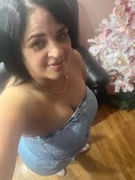 Aquí muchas solicitudes pero mucho hombre no es real hay que buscarlo con  lupa me sigo soltera que estar con jente mentirosa