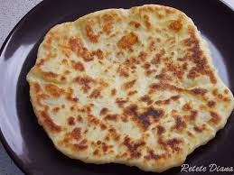 300g macaroane, 2 linguri ulei, sare un vaf de cutit, 500 g branza de vaci, 250 g zahar, 2 linguri smantana, 4 oua, coaja de lamaie, un varf de cutit scorisoara, un plic zahar vanilat, 50 g unt, un pumn de stafide. Placinta Cu Branza De Burduf Retete Mancare