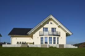 Grosszugiges Holzhaus Mit Satteldach Putzfassade Aumann Haus In Ziemetshausen Fensterfront Erker Balkon Holzhaus H Haus Individuelle Hauser Haus Aus Holz