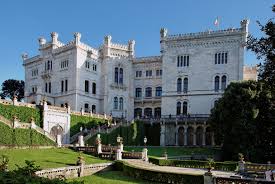 Castillo De Miramar En Trieste Hogar De Carlota Cuando Fue Archiduquesa De Austria Por Matrimonio Con Maximiliano De Habsburgo Trieste Italia Castillos