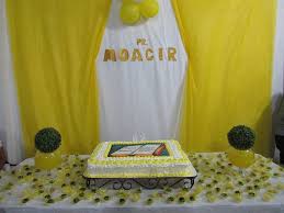 Se está pensando em fazer uma decoração de casamento com flores brancas não perca essa linda inspiração! Charme Da Leticia Decoracao Amarelo E Branco Com Tnt
