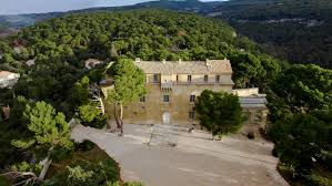 Dans un parc de 2 hectares, à 1,5 km de l'isle. Au Pays De Sorgues Sous Le Divin Le Diable Prestige S