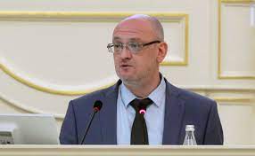 Спросите у любого петербуржца, интересующегося политикой. V Parlamente Peterburga Proveryat Soobsheniya O Zaderzhanii Deputata Reznika Politika Rbk