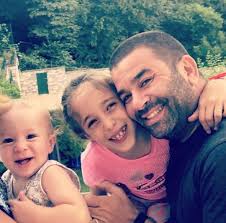 Ceyda düvenci'nin kızı melisa, doğumdan hemen sonra beyin kanaması geçiriyor ve serebsal palsi teşhisi konuluyor. Ceyda Duvenci Kizi Melisa Icin Verdigi 8 Yillik Mucadeleyi Anlatti Haberi Makalesi Konulari Guncel Haber Guncel Blog