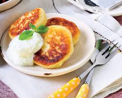 Clatite pufoase servite cu dulceata si crema de branza cu stafide. Clatite De Branza Retete Practice