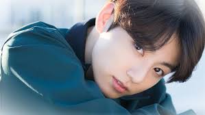 Sep 16, 2019 · a leaked photo taken from what appears to be a cctv capture has caused lots of distress for army around the world after rumors spread that the male in the picture is bts's jungkook. Bts Jungkook Beantwortet Offen Personliche Fragen Die Fans Uberraschen Breaker News