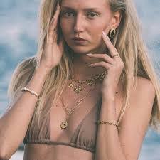 Isabelle Collier's Instagram, Twitter & Facebook