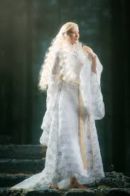 She has an older brother and a younger sister Final Product Photos For The Lord Of The Rings Lady Galadriel Figure By Asmus Toys The Toyark News