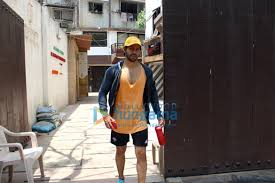 Varun Dhawan Spotted At Body Sculptor In Juhu 1 Varun Dhawan Images Bollywood Hungama Celebrity fitness trainer of shahrukh khan, ajay devgn bollywood hungama