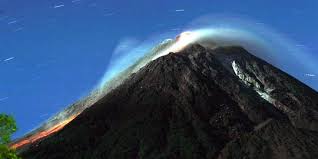 Kubah masih dalam pemantauan dan volume material belum terukur. Kondisi Terkini Gunung Merapi Volume Magmanya Lebih Besar Dari 2006 Merdeka Com