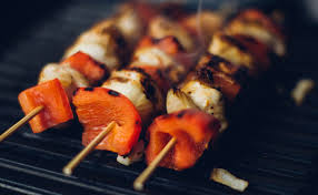 Cocinar a la plancha es una técnica de cocina saludable donde el alimento se pone directamente sobre una plancha o placa de metal que va directamente sobre el fuego. Aprende A Cocinar A La Plancha Como Hacer Alimentos A La Plancha