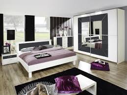 Avec une parure assortie ou des taies d'oreillers dépareillées, une housse de couette unie ou avec des imprimés de saison, dans des tons neutres ou une palette de couleurs audacieuse, les envies se déclinent à l'infini. Deco Chambre Idee Deco Chambre Adulte