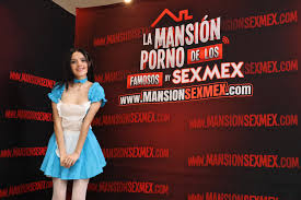 FoxxxesNBunnies on X: La actriz Kristal de Santos @Mara_KYJ se vistió  de“Alicia en el país de las Maravillas” y @lucyandominus y @PacoLeonXXX no  tardaron en ir a darle unos consejos para que