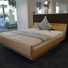 Modernes schlafzimmer mit kleiderschrank und kommoden • schlafzimmer ausstellungsstück modernes schlafzimmer, ausführung kanadische bergulme mit lack weiß, griff eckig nickel matt. Bettgestell Dormiente Mola 180x200cm Ausstellungsstuck Bettenfachgeschaft Cubiculum Besser Schlafen