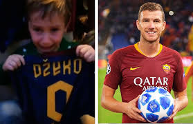 #edin džeko #lorenzo pellegrini #as roma #i don't understand the small miracle that occurred wherein all of my teams won this weekend but #i was. Gelungenes Weihnachtsgeschenk Bub Jubelt Uber Dzekos Fussballtrikot Video Kosmo