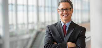 What the services private bankers offer to h.n.w.i.s includes wealth, management, estate planning, tax advice, and investment portfolio management. Der Angestellte Private Banker Selbstchef De