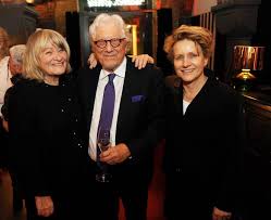 Alice schwarzer, born in 1942 in wuppertal, is a german writer and one of the country's most popular and controversial feminists. Kolner Promiauflauf Im Rheinauhafen Alice Schwarzer Gratuliert Kolner Star Galeristen Express De