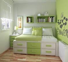If your teen wants more color on the walls, paint bold colors on the trim or go with a vibrant accent wall. Adds Life To A Small Space Ideas De Muebles De Dormitorio Diseno De Cama Decoracion De Interiores