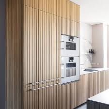 Cuisine A L Esprit Contemporain La Noblesse Et La Chaleur Du Bois Atelier De Saint Paul En 2020 Cuisine Haut De Gamme La Chaleur Renovation Maison