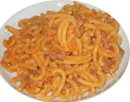 Un tempo, per dare maggiore autorevolezza ai piatti gastronomici si era soliti legare la loro invenzione a personaggi illustri o blasonati. Gramigna Con Salsiccia E Un Piatto Tipico Emiliano Dal Gusto Pieno E Deciso Preparato Con Pasta All Uovo Soffritto Di Cipolla Ricette Ricette Di Cucina Cibo