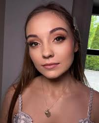 Szukam makijażystki z dojazdem do studia. Hala Targowa Wrocław, makijaż do  sesji zdjęciowej kobiecej dla mojej klientki. 10.07