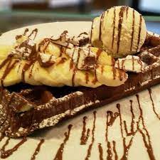 schoko waffel mit banane kinder schokolade vanilleeis und nutella sauce hornchenundso hausgemacht koln sudstadt eiscafe