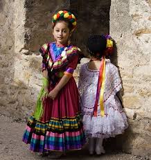 Mexican Girls In Traditional Dresses Mexican Folk Pinterest Mexican Girl Mexican Traditional Clothing Mexican Fashion