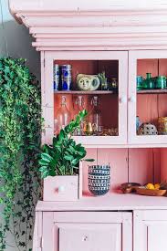 Relooker un vaisselier est une belle aventure, mais avant de commencer, réfléchissez bien à votre projet • installer un potager d'intérieur avec des plantes aromatiques dans le haut de votre meuble. Comment Relooker Un Meuble One Mum Show