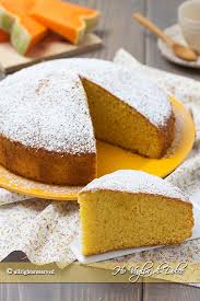 Create delle palline di circa 50 gr l'una, pirlate bene ogni palline e posizionatele formando un alberello. Torta Alla Zucca