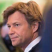 «ça fait longtemps que je n'ai pas animé un débat politique, je commence à vraiment comprendre les français de plus en. Laurent Delahousse Se Souvient De Ses Annees De Lycee Le Meme Qu Emmanuel Macron Gala