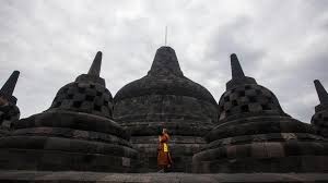 Perayaan vesak di indonesia biasanya berpusat di kawasan candi borobudur magelang, jawa tengah. Ir2 U Em20qlrm