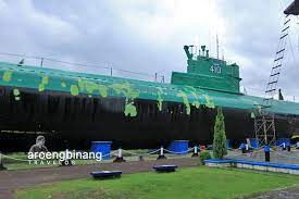 Kapal selam yang ada di monumen ini adalah salah satu kapal selam tni angkatan laut tipe whiskey class buatan uni soviet tahun 1952, namanya kri pasopati dengan nomor lambung 410. Monumen Kapal Selam Surabaya