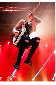 Can His Ripped Skinny Jeans Be Lying On My Floor Luke Hemmings Concert Photography Young Fashion