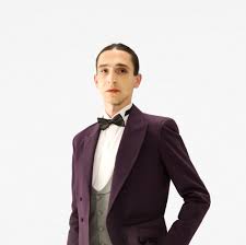 Leyla da onlarla birlikte servisle gitmek için yola çıkar. Cam Tavanlar Da Kim Kimdir