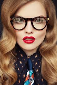 Si l'on peut parfaitement opter pour la frange quand on porte des lunettes, on évitera toutefois la frange trop longue, qui étoufferait quelque peu le visage. Pinterest Comment Se Coiffer Avec Des Lunettes