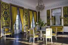 Le Salon De La Maison De La Reine Maison Versailles Decorations Jaunes