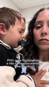 Quando a semana é complicada, o dia é mais ainda e o corpo já só pede cama…  mas a vida insiste em não deixar 🤣 Quem mais está no mesmo mood? 🙋‍♀️  #life #toddler #sleepy #fyp #LittleAna