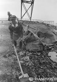 En dépit de l'expérience de tchernobyl, aujourd'hui au japon ils seraient encore une cinquantaine de soldats, pompiers ou employés à être. Tchernobyl Une Tragedie Sans Fin Bonheurs Et Malheurs De Sophie