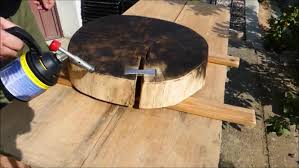 Tische mit baumscheiben als tischplatte gibt es zur genüge zu kaufen. Diy Einen Beistelltisch Aus Einer Baumscheibe Bauen Baue Dir Deine Designmobel Einfach Selbst Diy