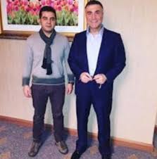 Yüksek dağların adıdır sedat peker seni̇ görenler elini öper ay çiçek yağ'ı gibi süzülürler sedat peker hertürlü yanlişi ezer. Sedat Peker In Sag Kolu Cocukla Basildi Video