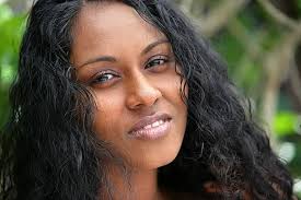 Portrait Of Young Métis Woman Smiling Directly At Camera With Warm  Expression Foto E Immagine Per Il Download Gratuito